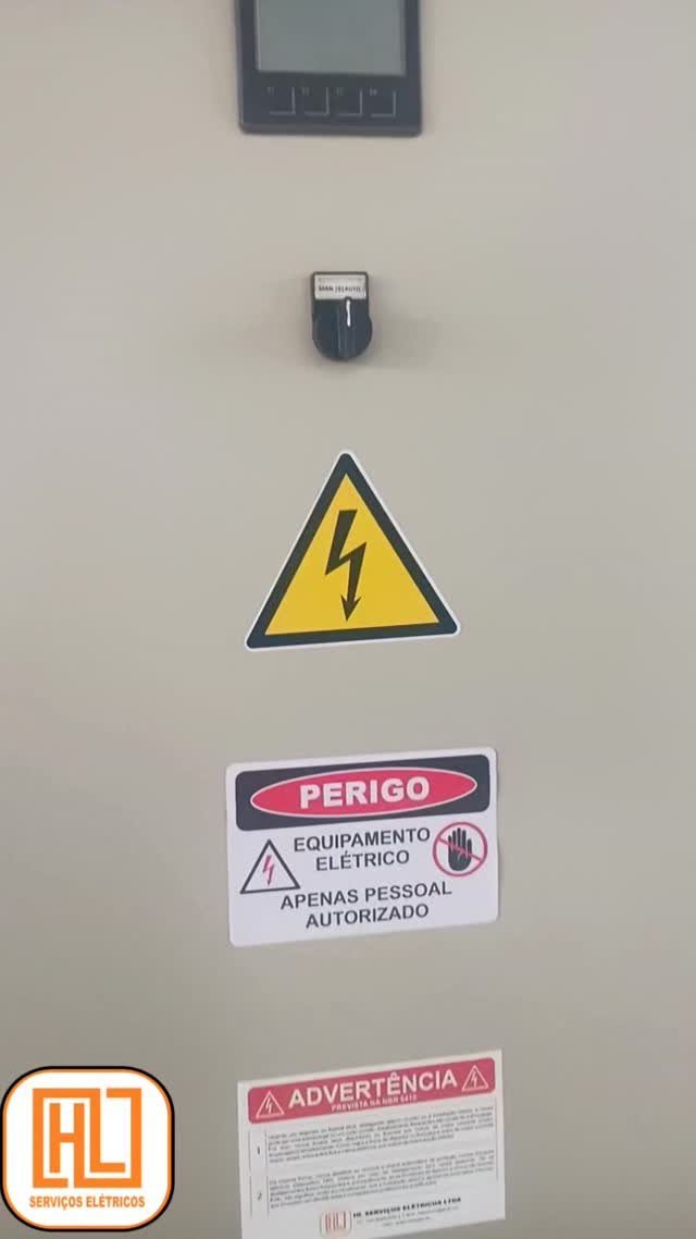 Painel elétrico com medidor, sensor e sinalização de segurança